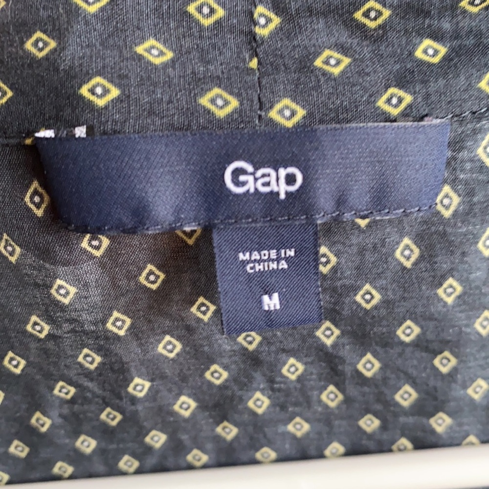 Like new! Gap patterned button down - Picture 3 of 5
